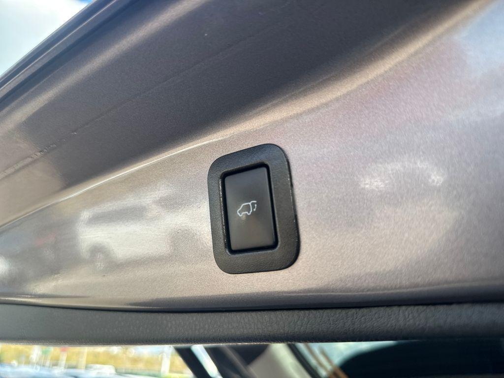 used 2019 Toyota Highlander car, priced at $26,489