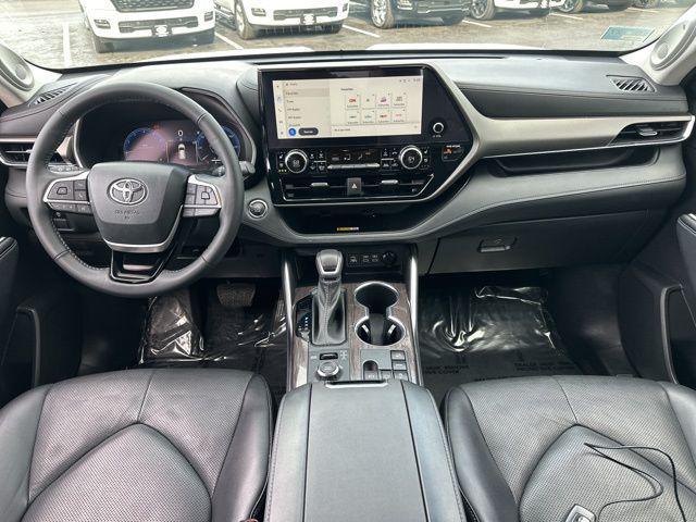 used 2023 Toyota Highlander car