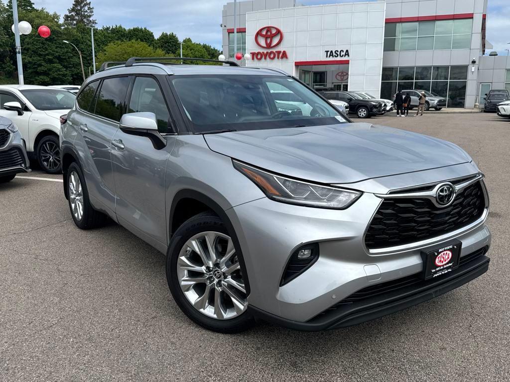 used 2022 Toyota Highlander car, priced at $39,999