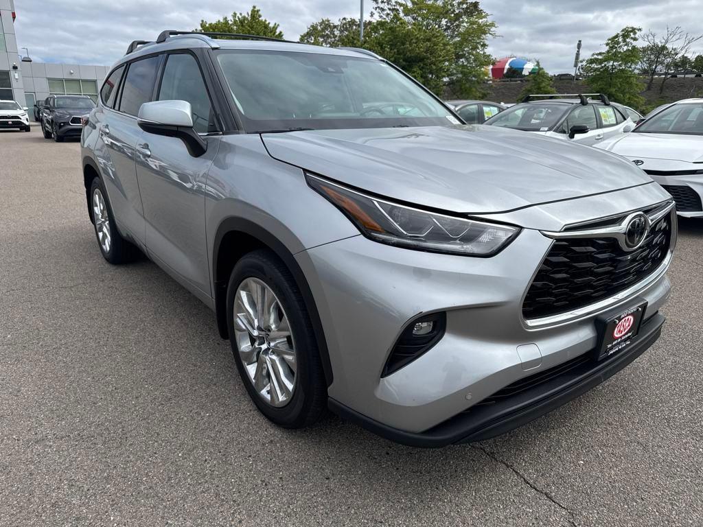 used 2022 Toyota Highlander car, priced at $39,999