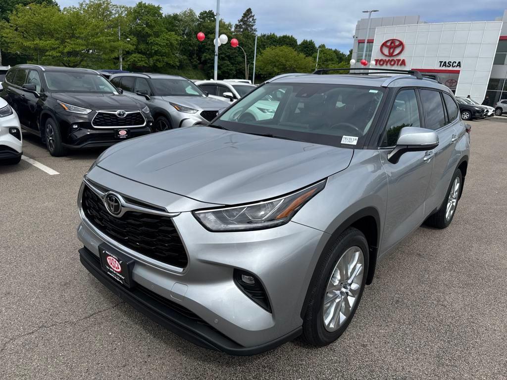 used 2022 Toyota Highlander car, priced at $39,999