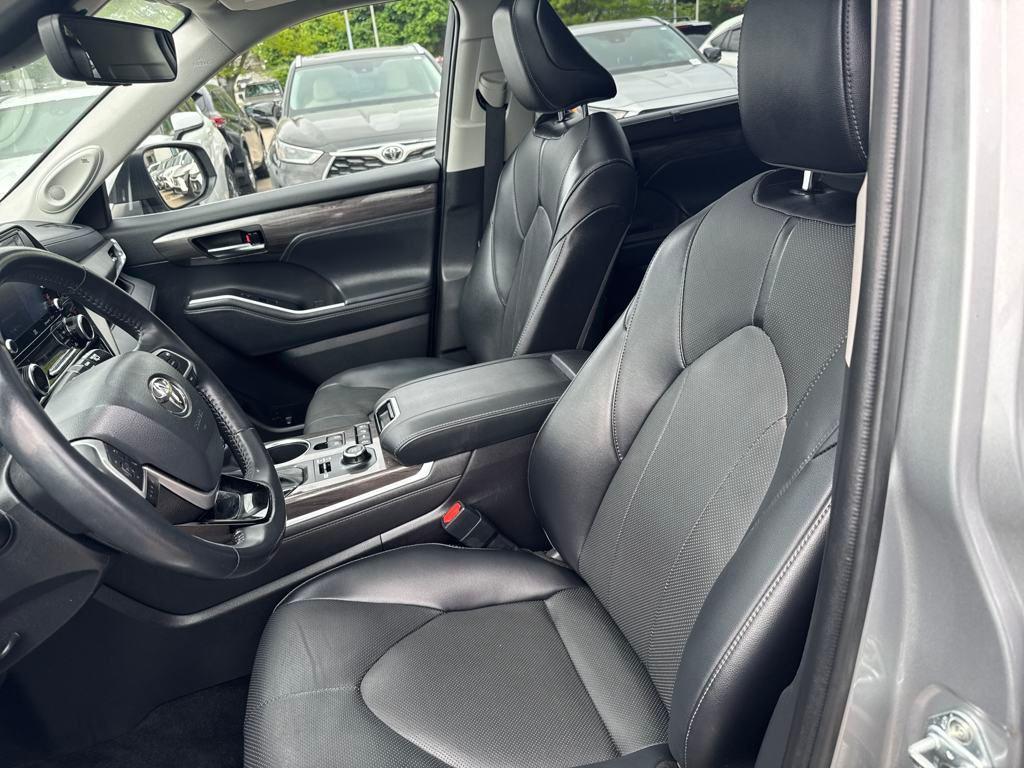 used 2022 Toyota Highlander car, priced at $39,999