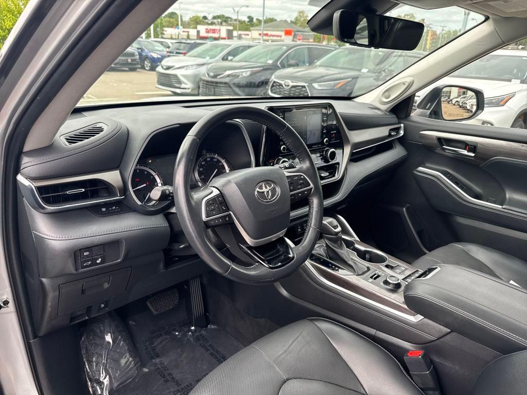used 2022 Toyota Highlander car, priced at $39,999