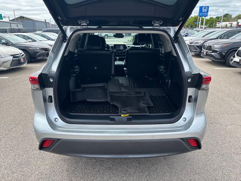used 2022 Toyota Highlander car, priced at $39,999