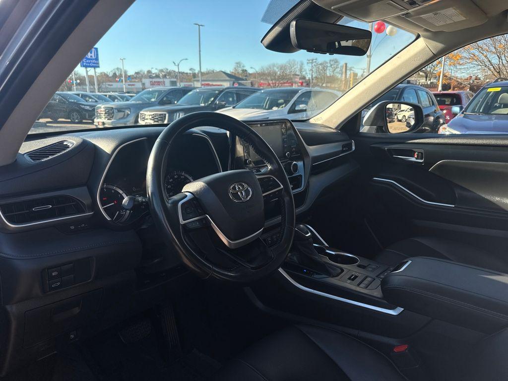 used 2022 Toyota Highlander car, priced at $36,498