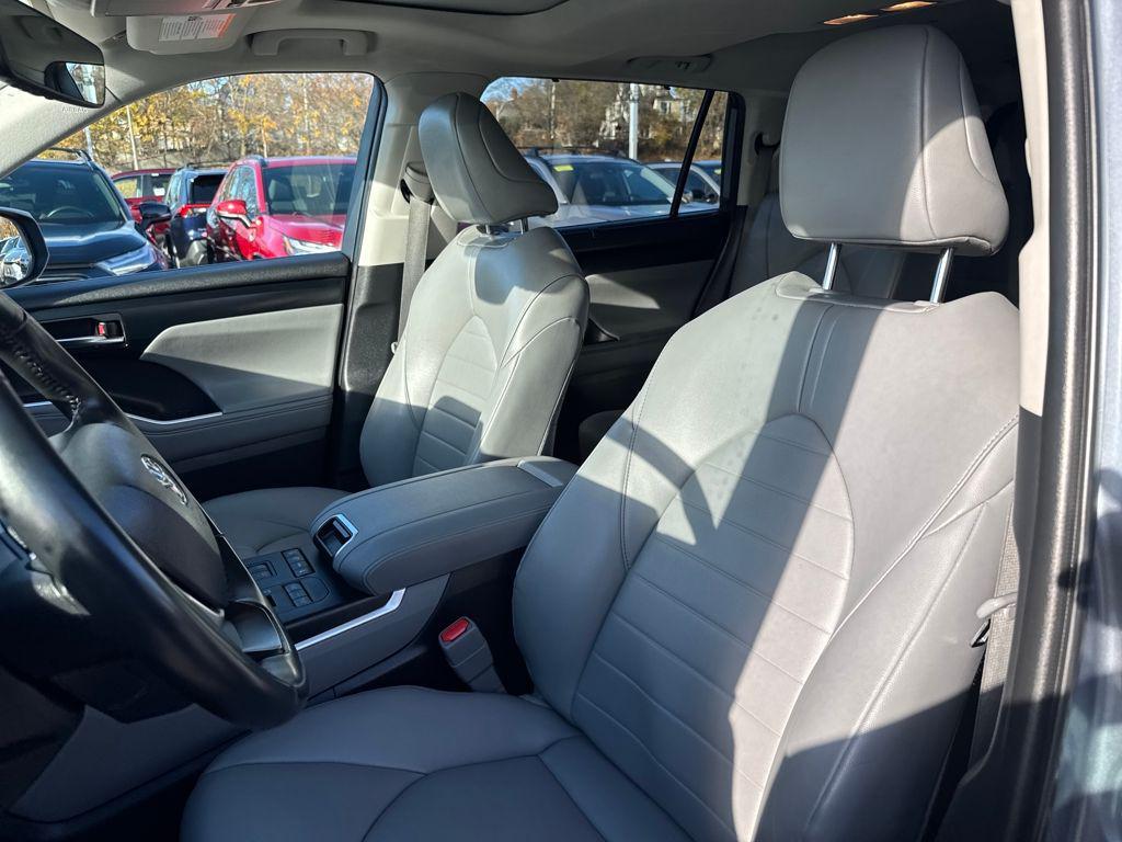 used 2022 Toyota Highlander car, priced at $36,998