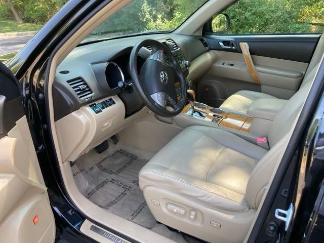 used 2009 Toyota Highlander Hybrid car, priced at $9,399