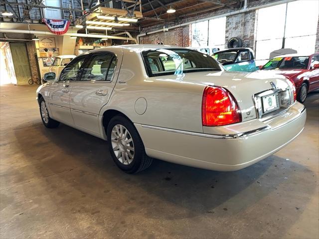 used 2007 Lincoln Town Car car, priced at $16,996