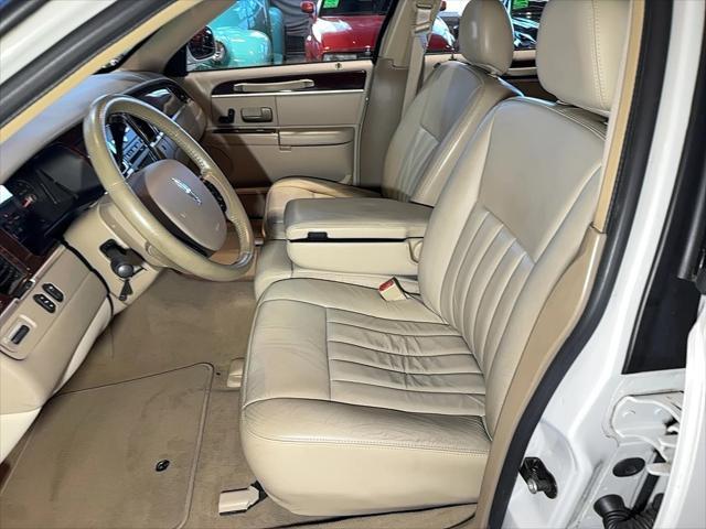 used 2007 Lincoln Town Car car, priced at $16,996