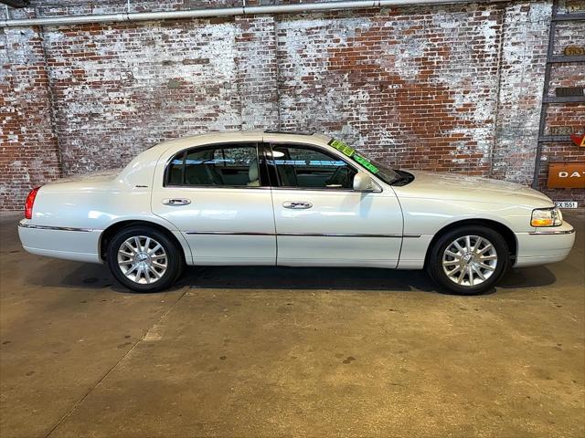 used 2007 Lincoln Town Car car, priced at $16,996