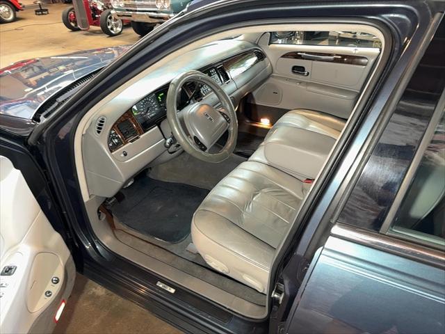 used 1998 Lincoln Town Car car, priced at $12,996