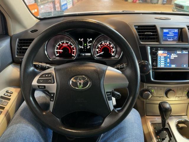 used 2013 Toyota Highlander car, priced at $12,996