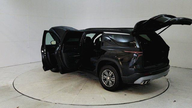used 2025 Chevrolet Traverse car, priced at $38,592