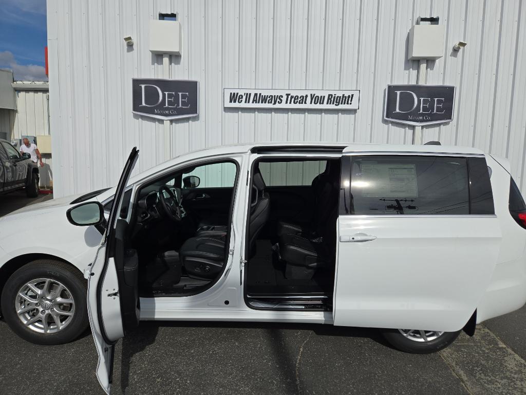 new 2025 Chrysler Voyager car, priced at $39,079