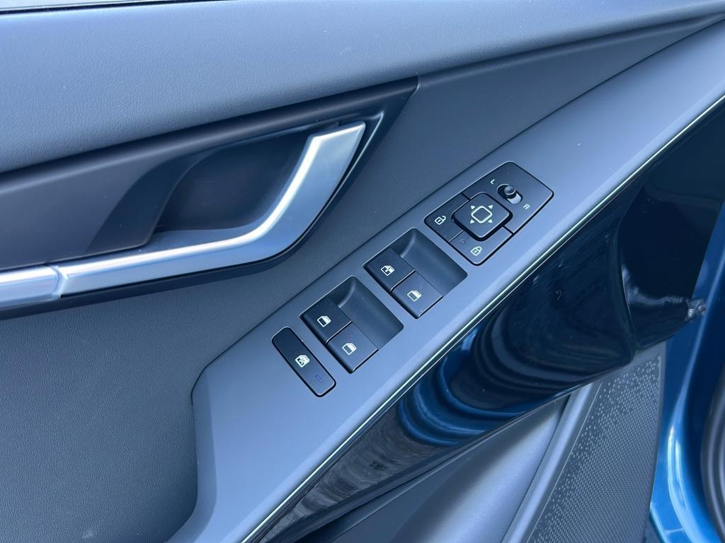 new 2025 Kia Niro car, priced at $29,990
