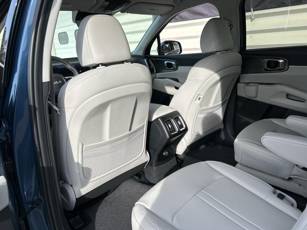 used 2025 Kia Sorento Hybrid car, priced at $39,000