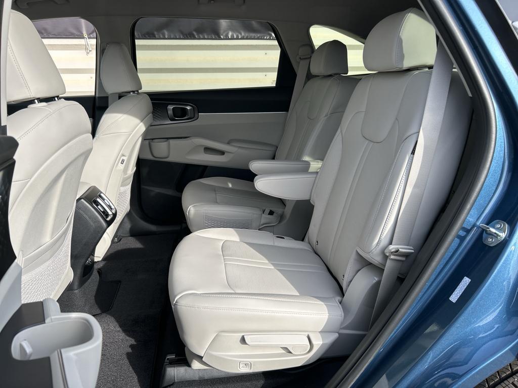 used 2025 Kia Sorento Hybrid car, priced at $39,000