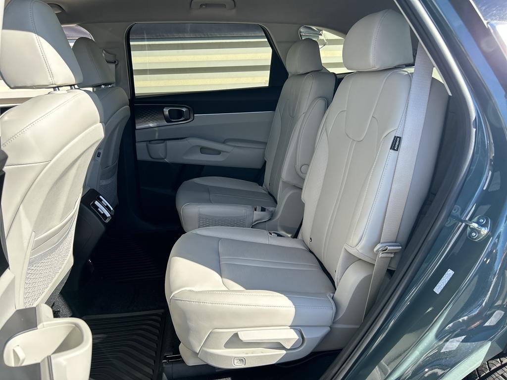 new 2025 Kia Sorento Hybrid car, priced at $39,075