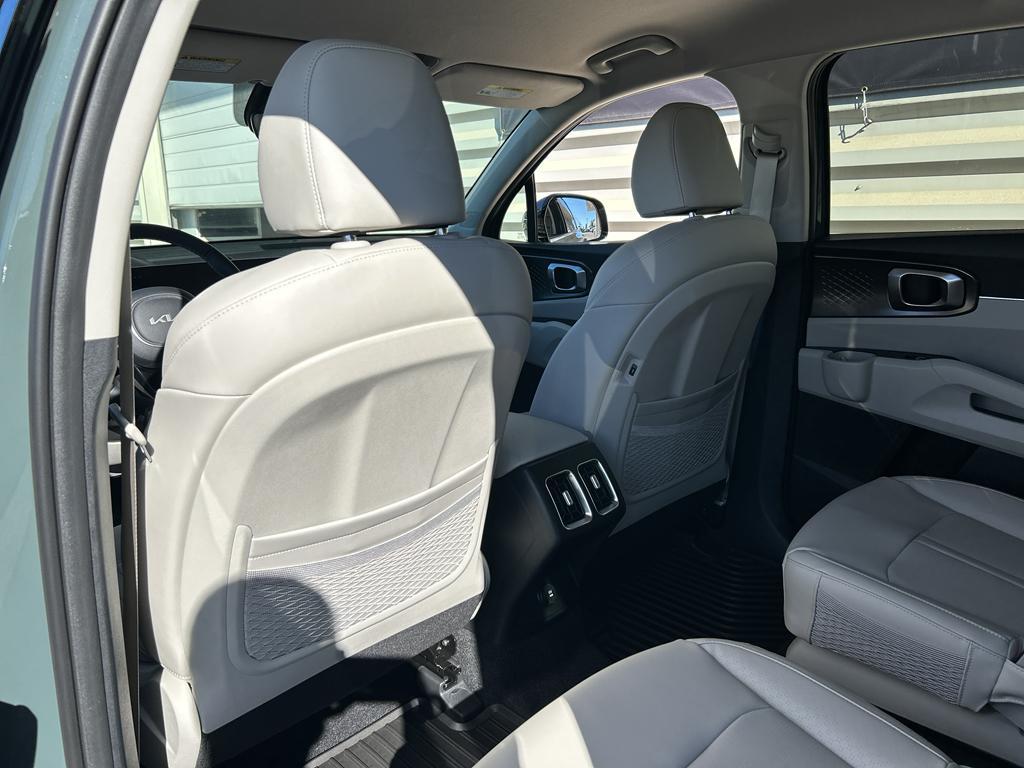 new 2025 Kia Sorento Hybrid car, priced at $39,075