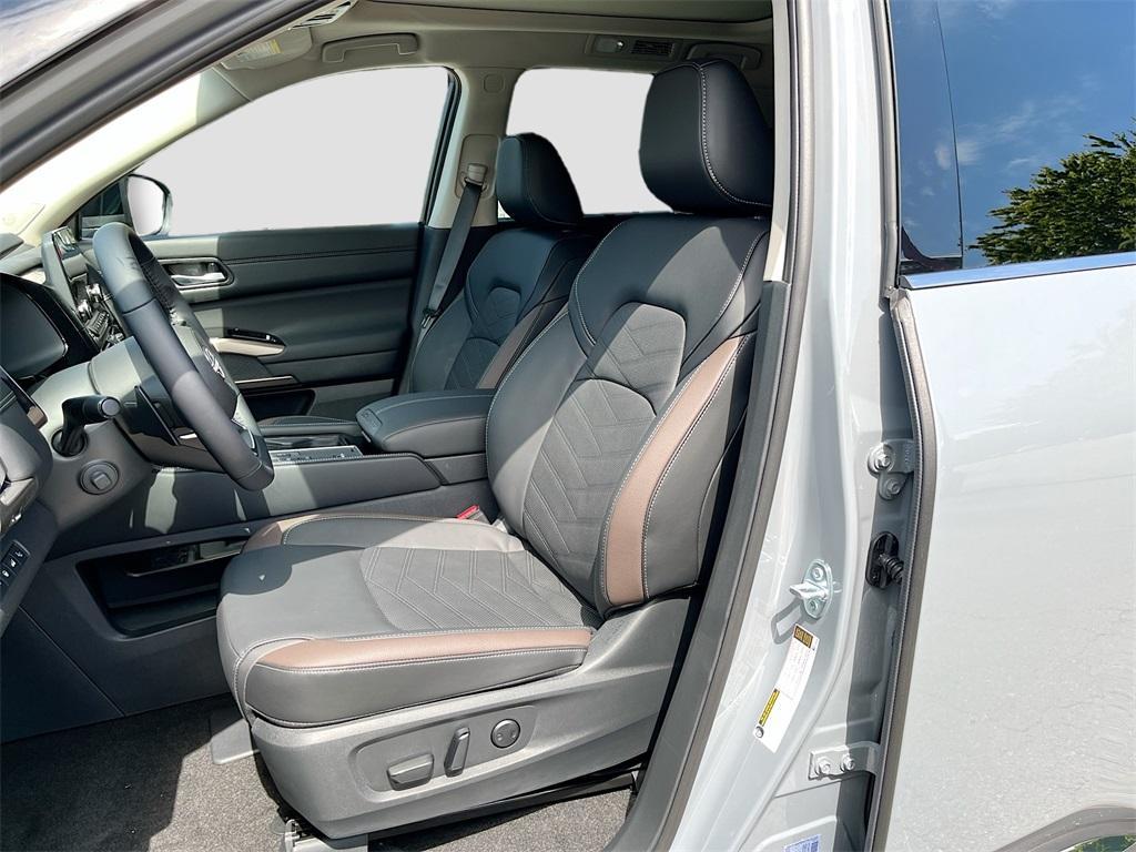 new 2025 Nissan Pathfinder car, priced at $48,704