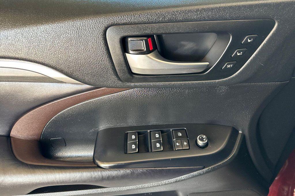 used 2019 Toyota Highlander Hybrid car, priced at $25,887