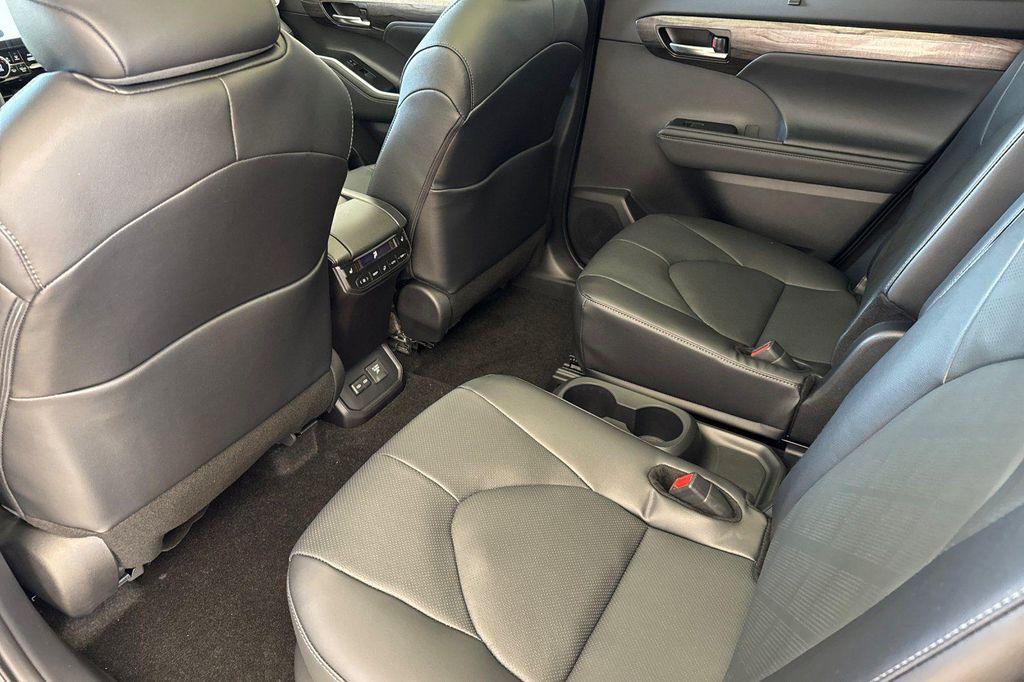 new 2025 Toyota Highlander Hybrid car, priced at $57,107