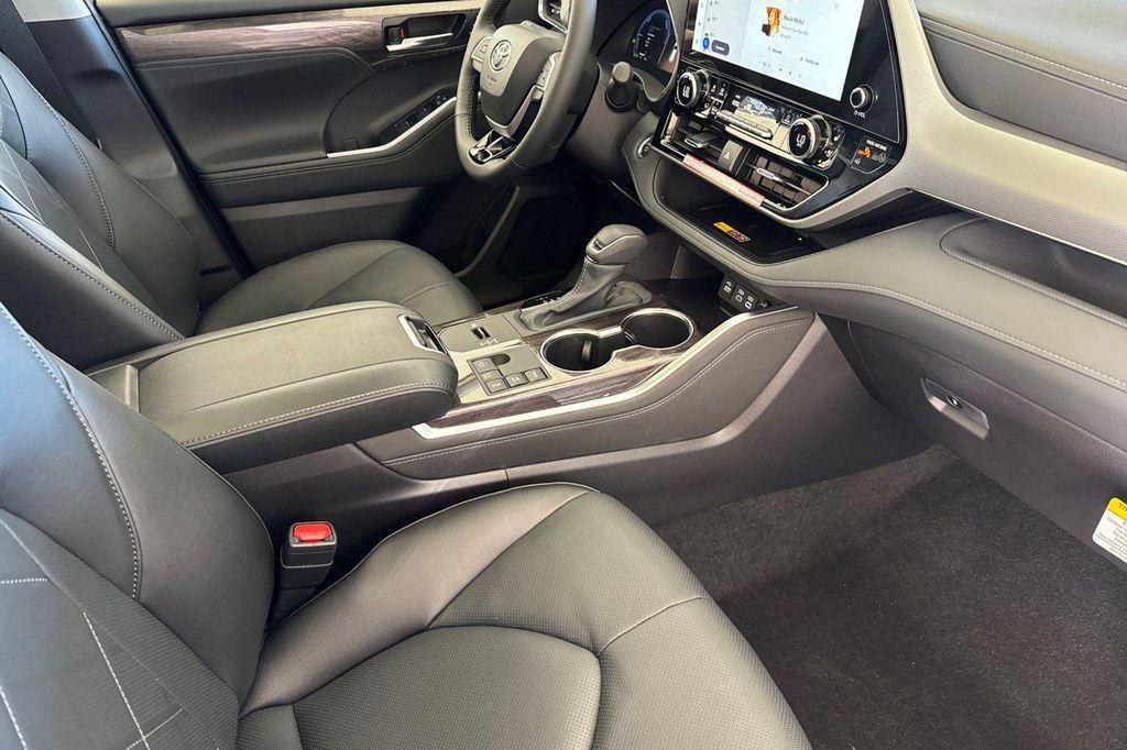 new 2025 Toyota Highlander Hybrid car, priced at $57,107