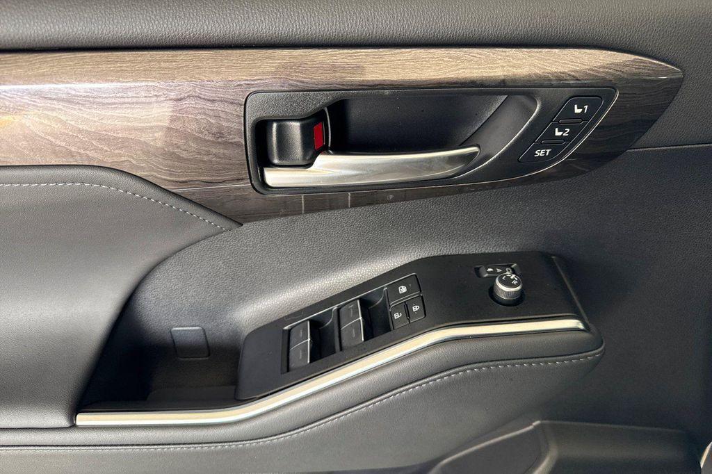 new 2025 Toyota Highlander Hybrid car, priced at $57,107