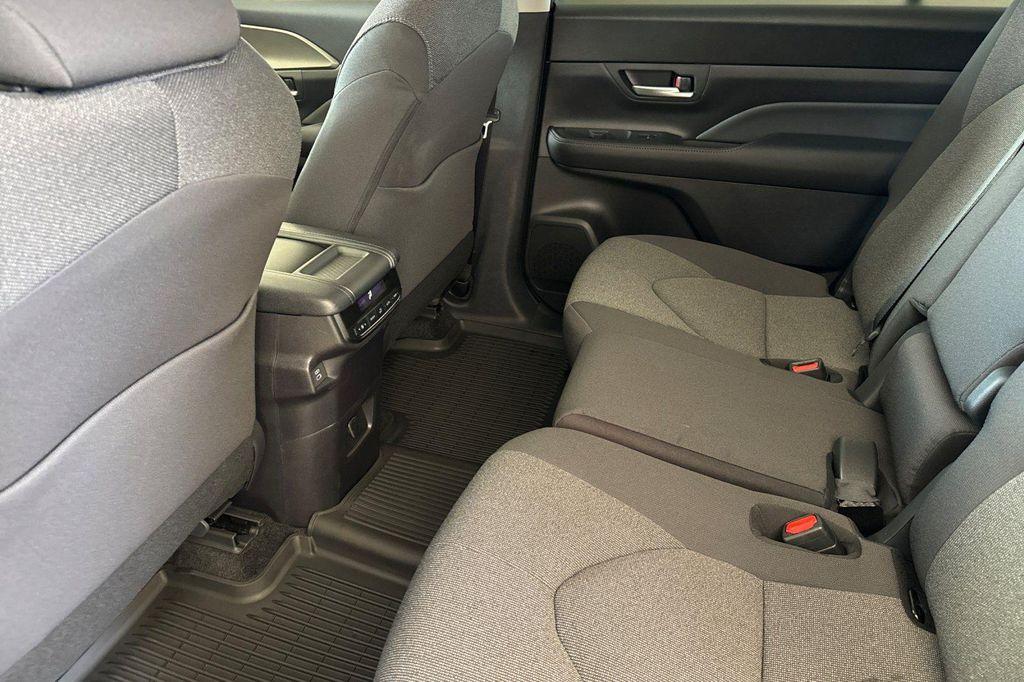 new 2025 Toyota Highlander Hybrid car, priced at $47,203