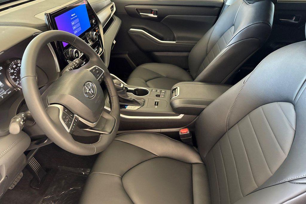 new 2025 Toyota Highlander car, priced at $46,728