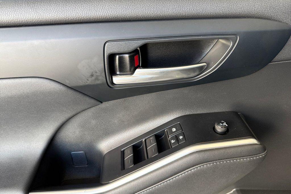 used 2023 Toyota Highlander car, priced at $41,500