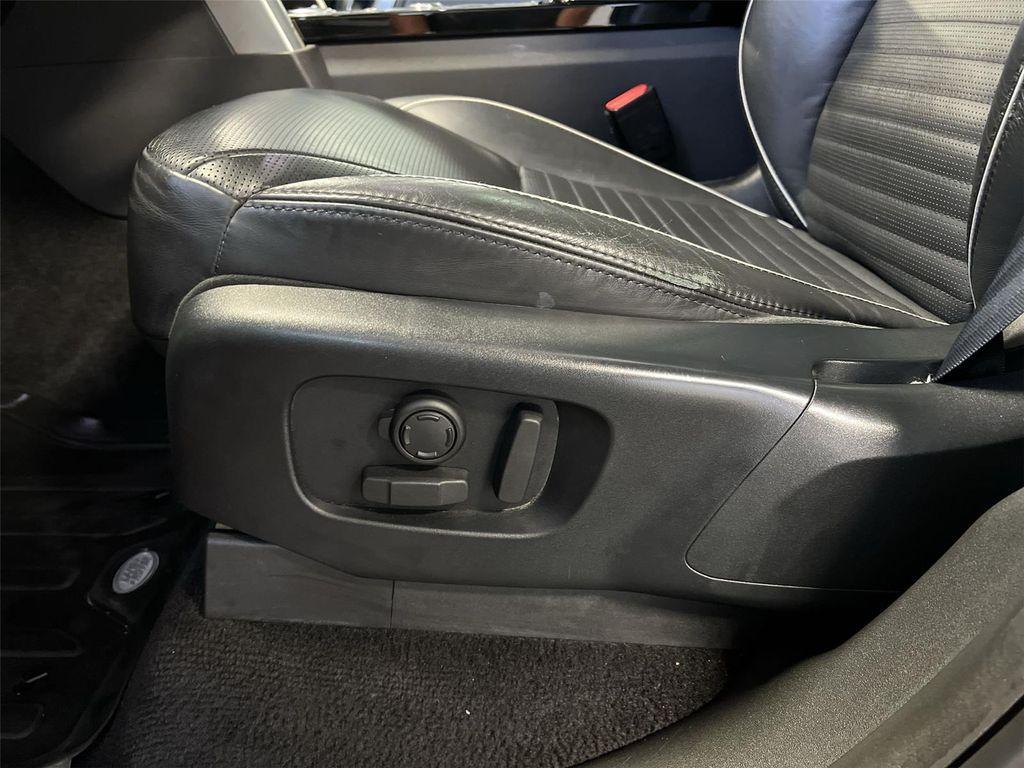 used 2018 Land Rover Discovery car, priced at $23,900