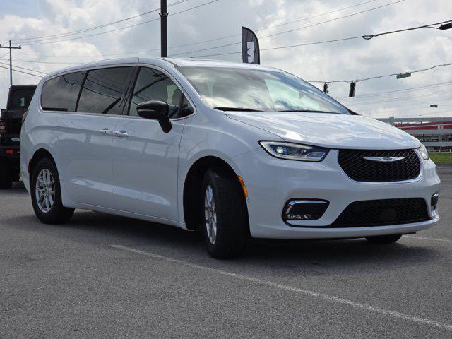 new 2025 Chrysler Pacifica car, priced at $44,627