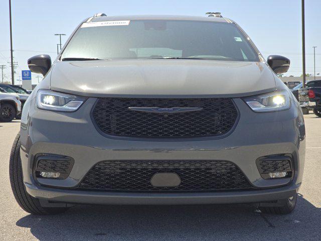 new 2025 Chrysler Pacifica Hybrid car, priced at $53,951