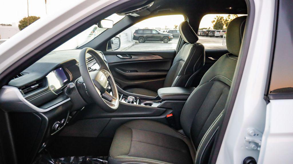 new 2025 Jeep Grand Cherokee car, priced at $29,475