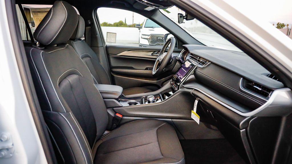 new 2025 Jeep Grand Cherokee car, priced at $29,475