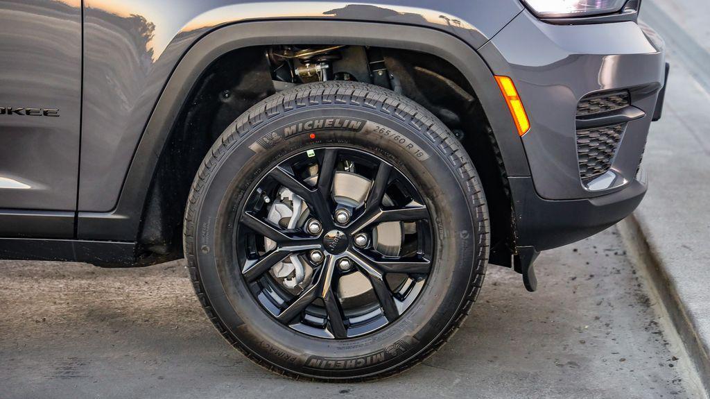 new 2025 Jeep Grand Cherokee car, priced at $37,045