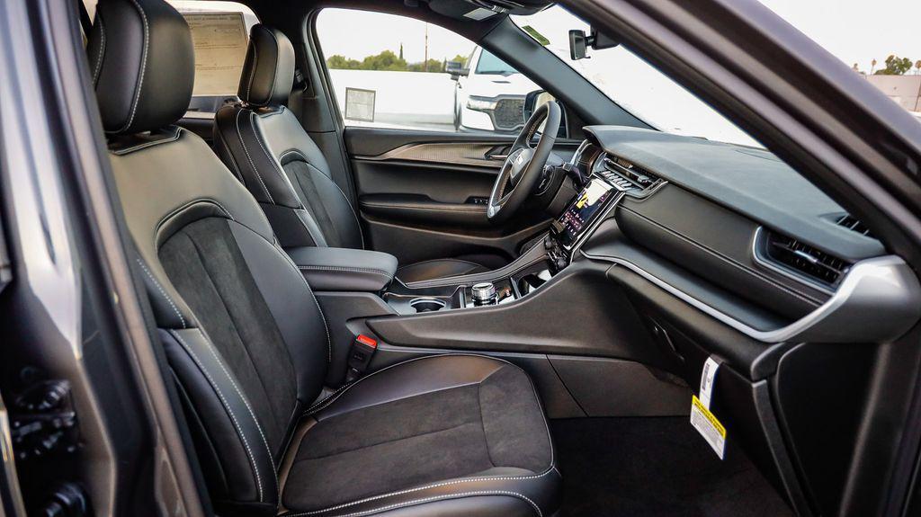 new 2025 Jeep Grand Cherokee car, priced at $37,045