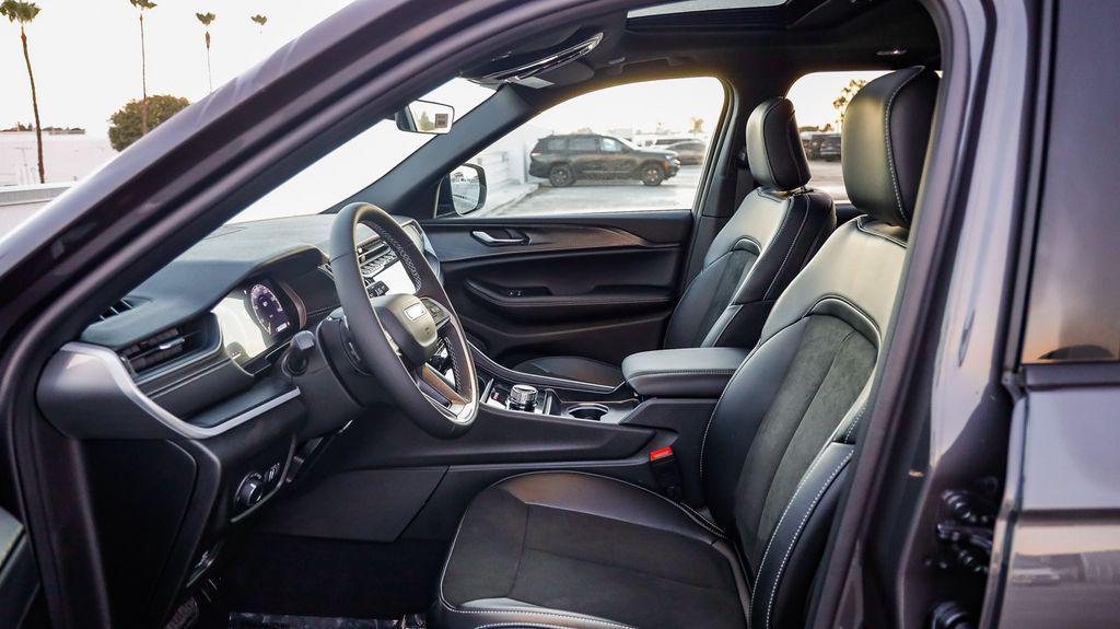new 2025 Jeep Grand Cherokee car, priced at $37,045