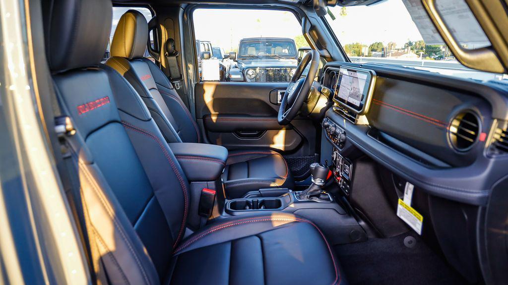 new 2025 Jeep Gladiator car, priced at $46,114