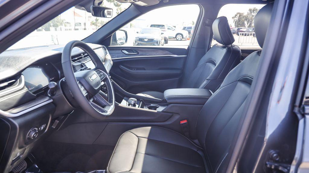new 2025 Jeep Grand Cherokee car, priced at $38,712