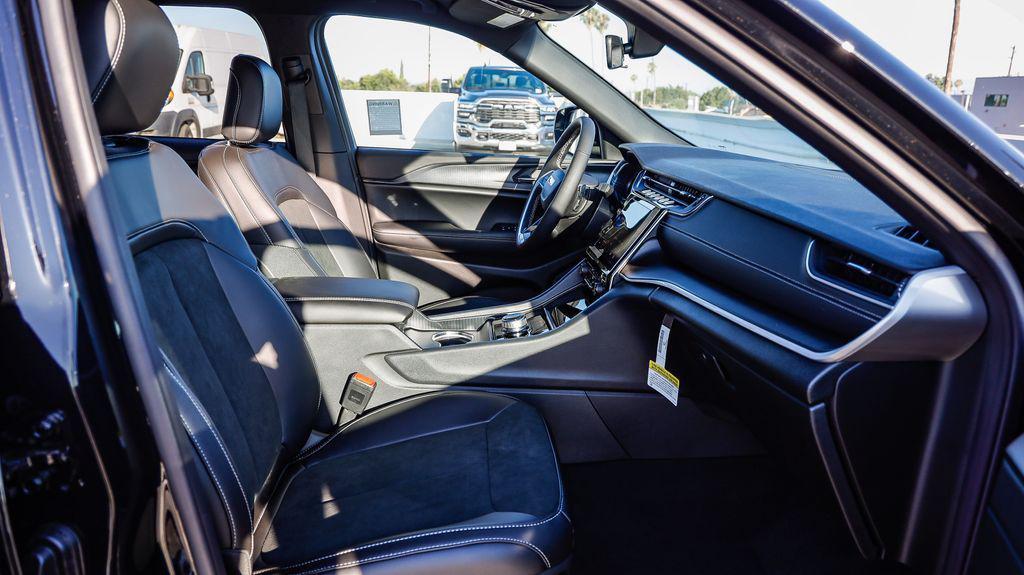 new 2025 Jeep Grand Cherokee car, priced at $35,125
