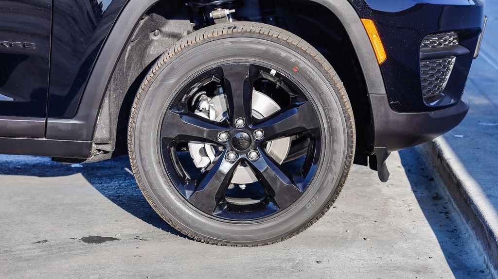 new 2025 Jeep Grand Cherokee car, priced at $35,125