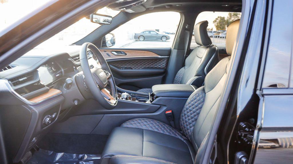 new 2025 Jeep Grand Cherokee car, priced at $59,818