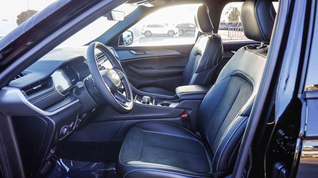 new 2025 Jeep Grand Cherokee car, priced at $36,290