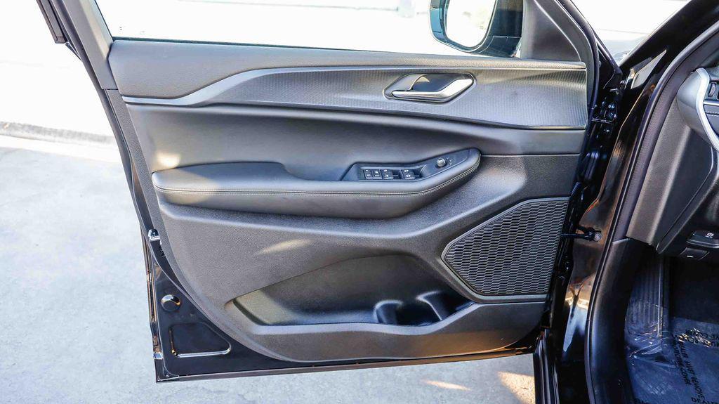 new 2025 Jeep Grand Cherokee car, priced at $35,708