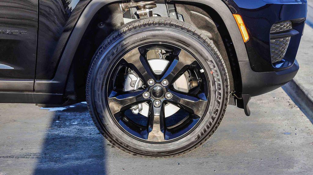 new 2025 Jeep Grand Cherokee car, priced at $35,708