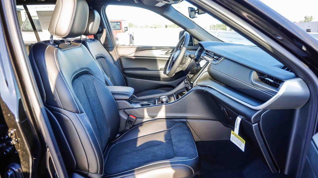new 2025 Jeep Grand Cherokee car, priced at $35,708