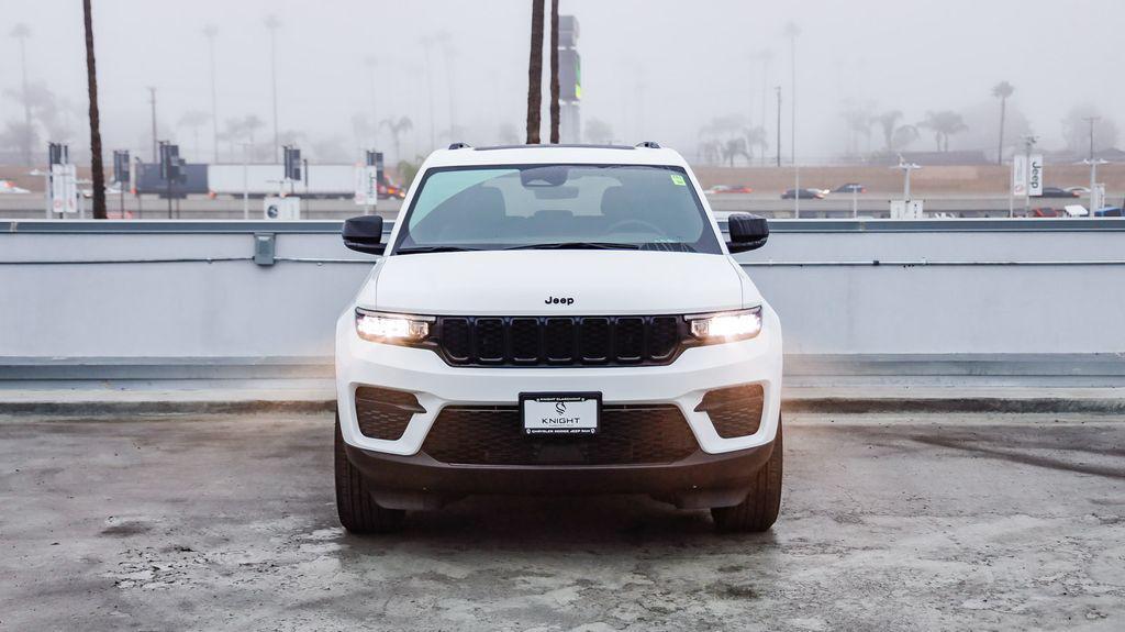 new 2025 Jeep Grand Cherokee car, priced at $38,879