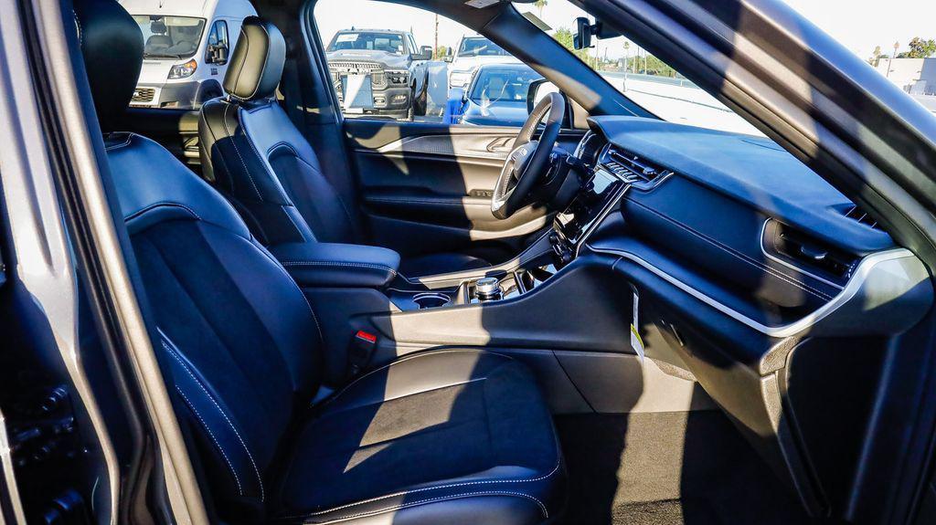 new 2025 Jeep Grand Cherokee car, priced at $38,462